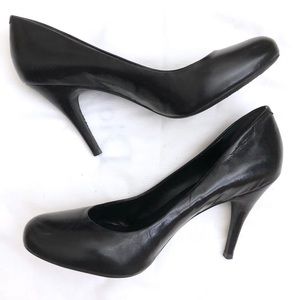 Classic black BCBG round toe pumps